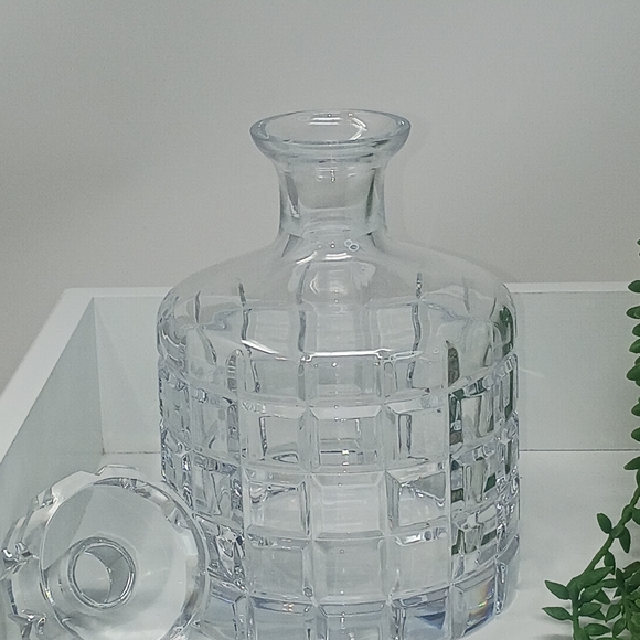 Elegant Clear Glass Decanter